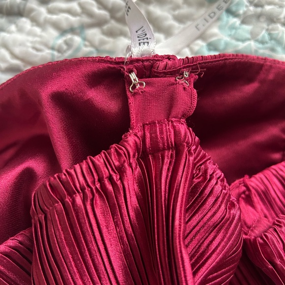 L'IDEE GATSBY COLD-SHOULDER MIDI DRESS in red berry - Picture 7 of 10